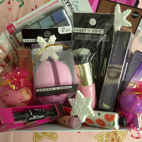 Merry & Matte - 21-Piece Christmas Makeup Gift Basket, Holiday Gifts for Her - Picture 3 of 6